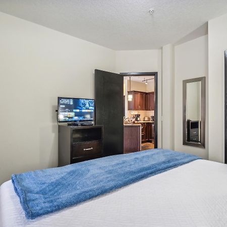 Cozy One Bedroom Condo With Indoor Pool And Hottub Canmore Luaran gambar