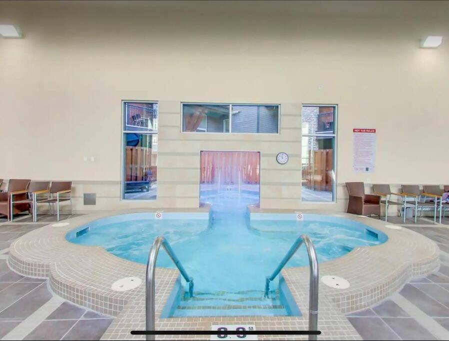 Cozy One Bedroom Condo With Indoor Pool And Hottub Canmore Luaran gambar