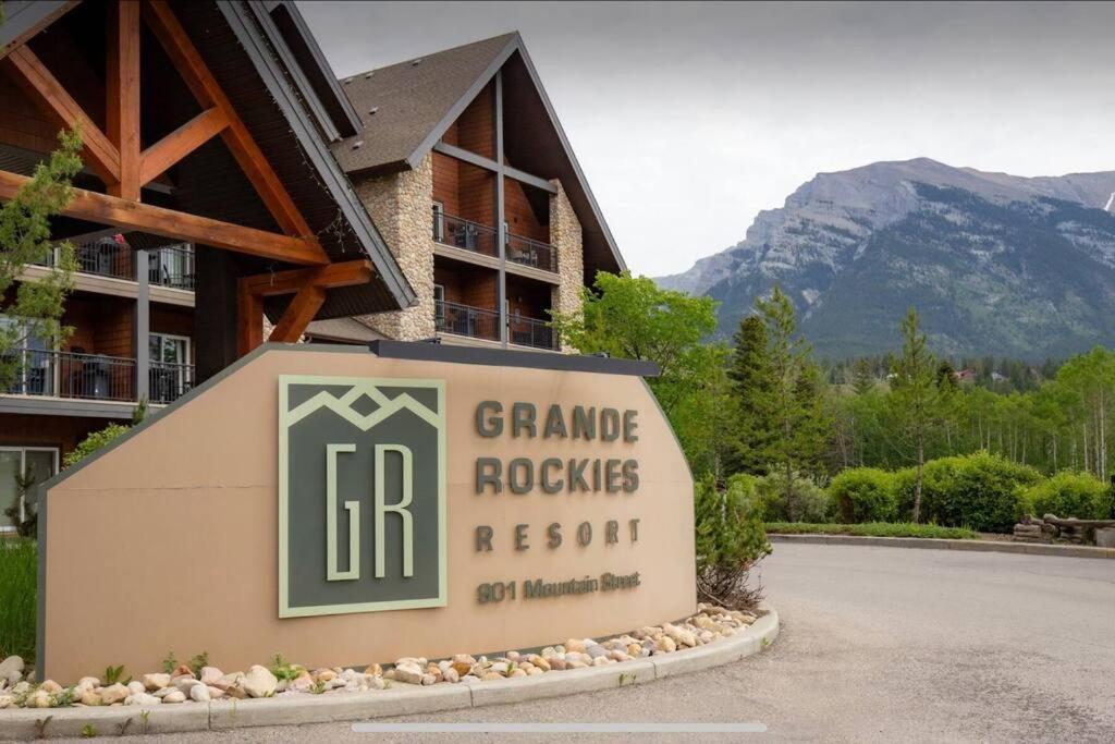 Cozy One Bedroom Condo With Indoor Pool And Hottub Canmore Luaran gambar