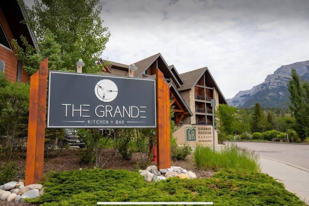 Cozy One Bedroom Condo With Indoor Pool And Hottub Canmore Luaran gambar