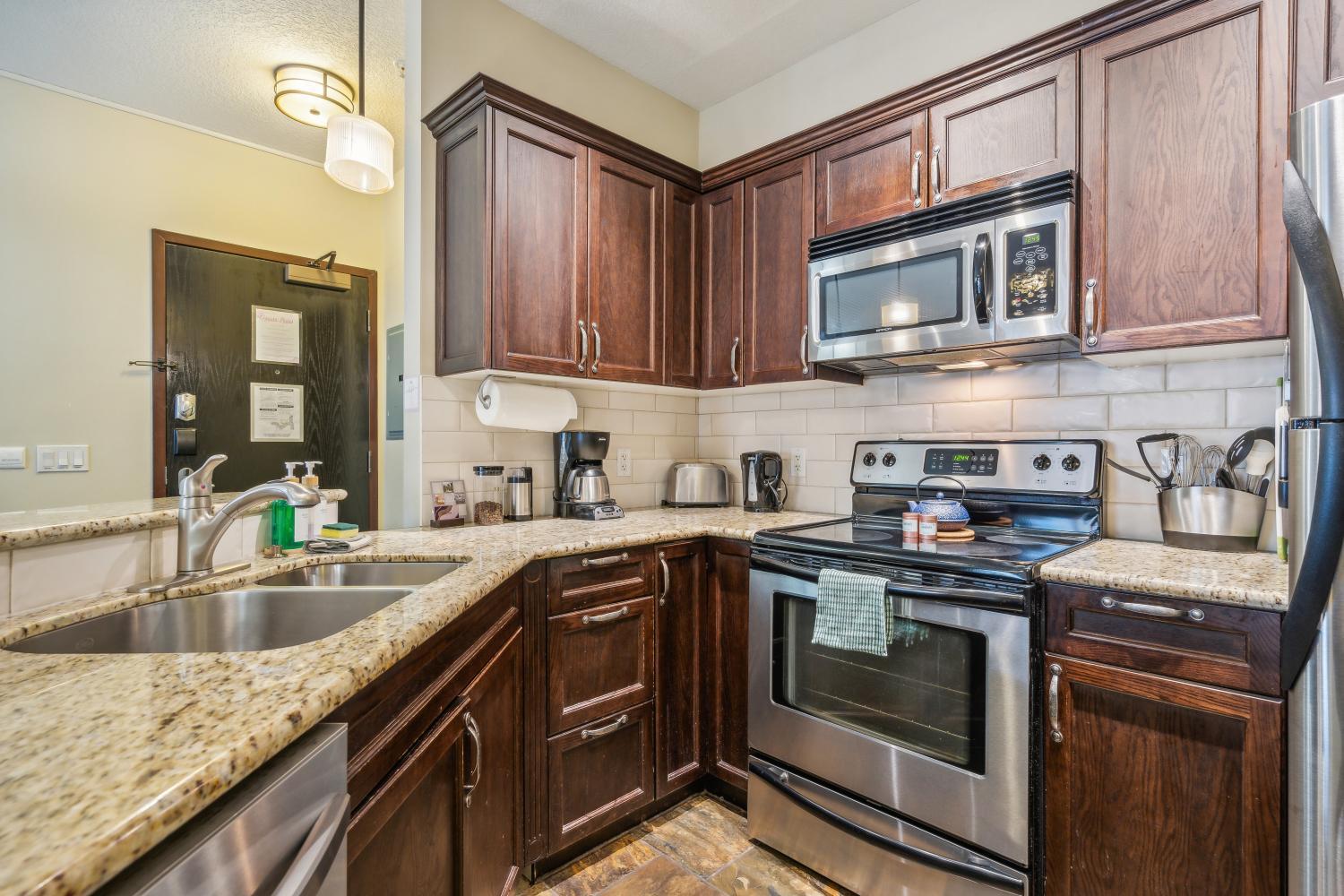 Cozy One Bedroom Condo With Indoor Pool And Hottub Canmore Luaran gambar